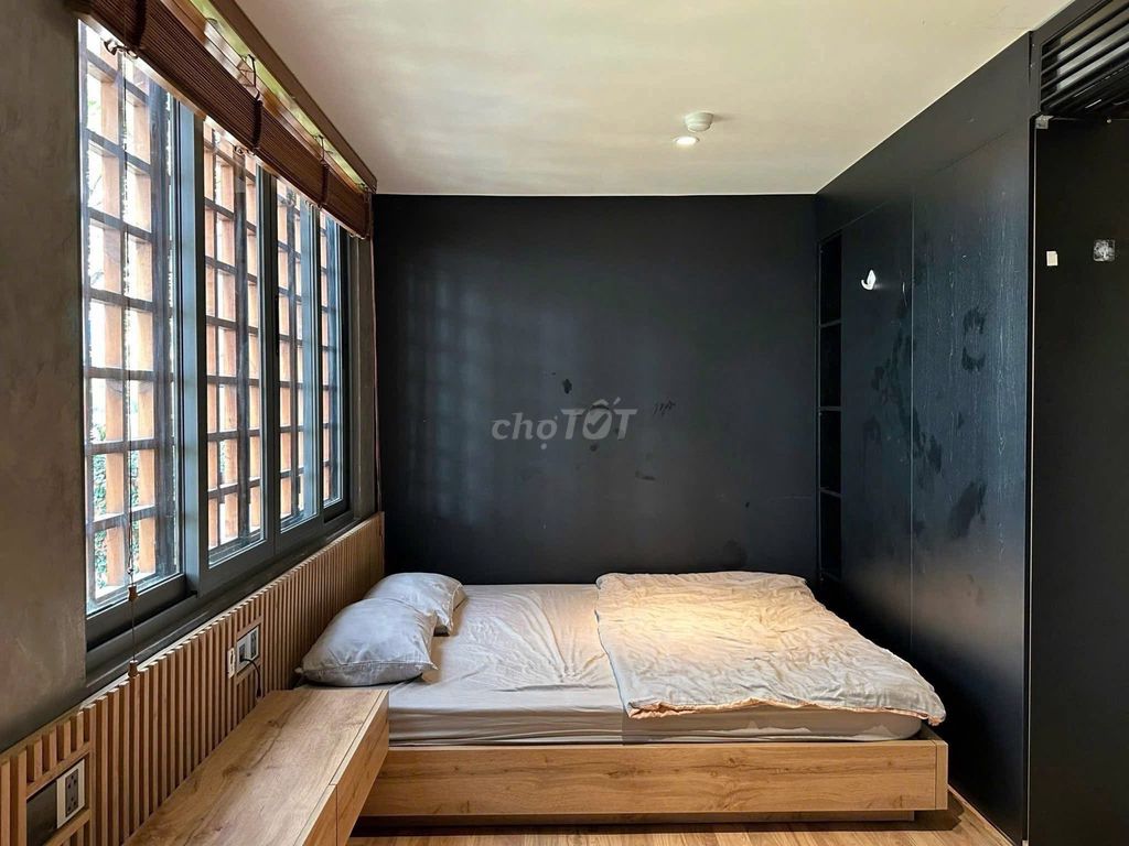 Rent the apartment right on the pink wall-baked pool pool of a building-house furniture elevator.