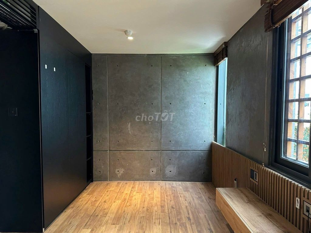Rent the apartment right on the pink wall-baked pool pool of a building-house furniture elevator.