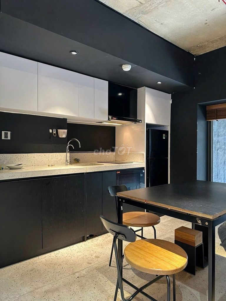 Rent the apartment right on the pink wall-baked pool pool of a building-house furniture elevator.
