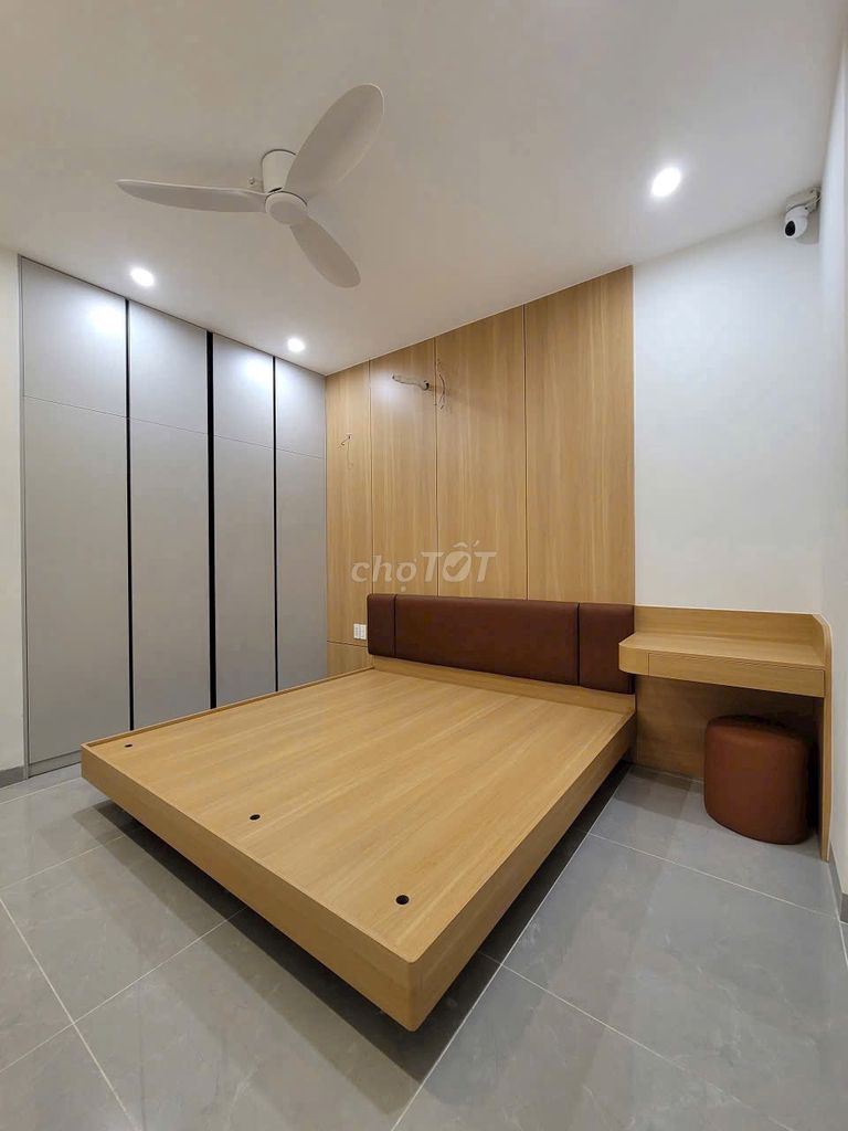 We need two bedrooms. Two bathrooms, two full interiors, nine million a month.