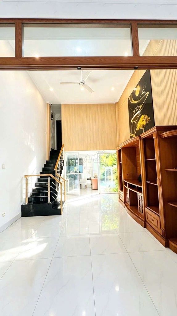 Nice house. Three bedrooms. Three toilets.
