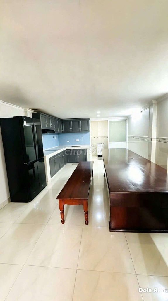 Nice house. Three bedrooms. Three toilets.