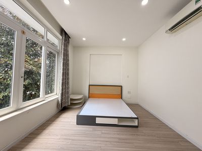 Rent a house near the river area 8 x 20 meters 3 floors, 6 bedroom 7 toilets, 35 million a month