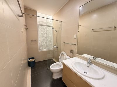 Rent a house near the river area 8 x 20 meters 3 floors, 6 bedroom 7 toilets, 35 million a month