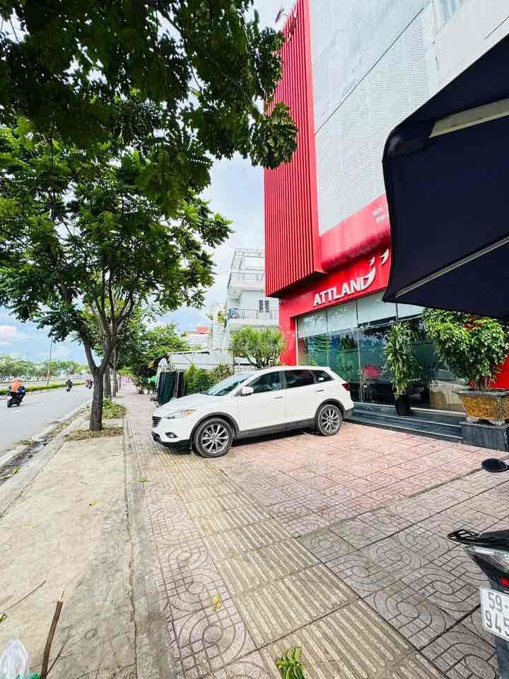 Let's rent the entire 4 stories on Qq Street. Six yards on the sidewalk.
