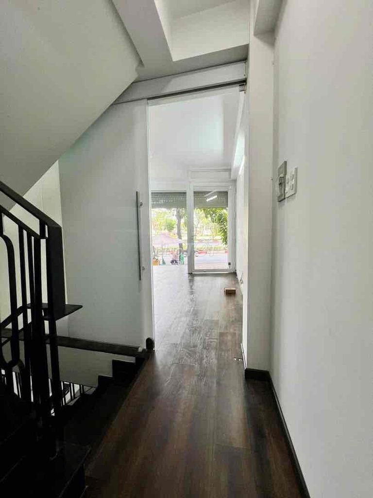 Let's rent the entire 4 stories on Qq Street. Six yards on the sidewalk.
