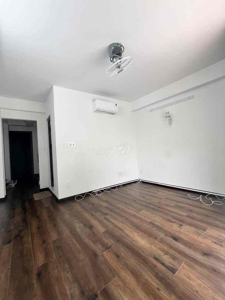 Let's rent the entire 4 stories on Qq Street. Six yards on the sidewalk.