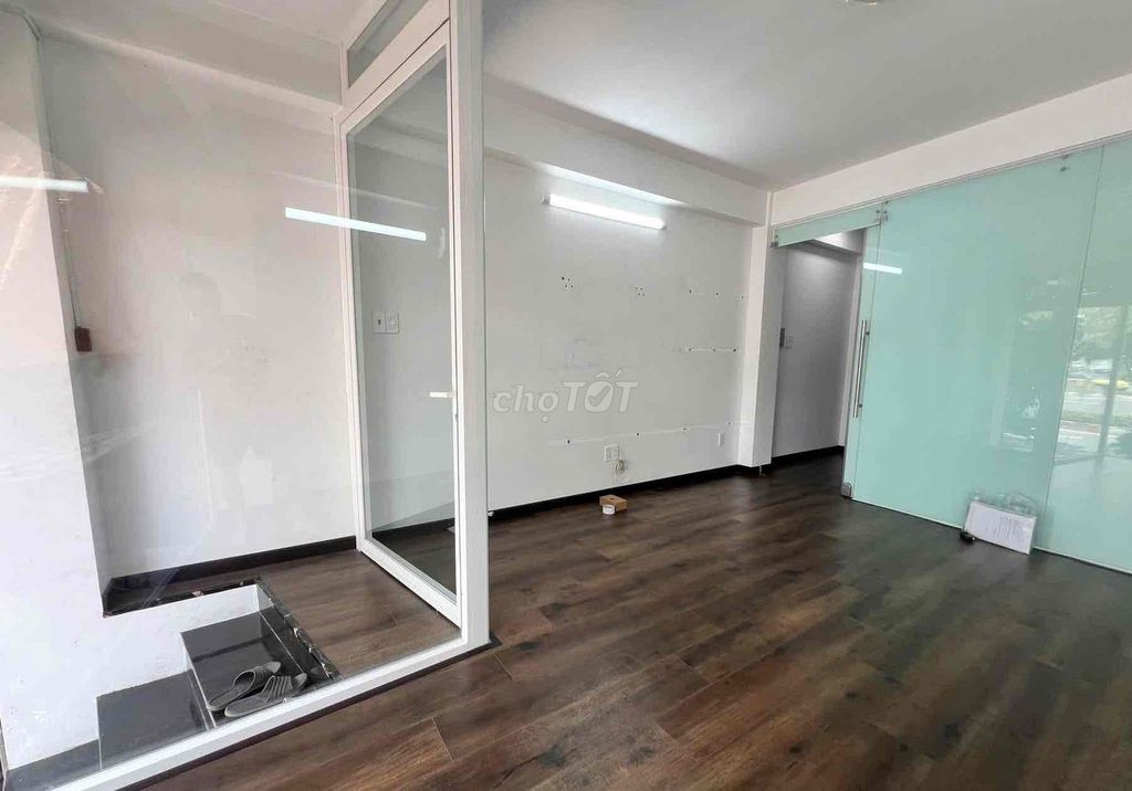Let's rent the entire 4 stories on Qq Street. Six yards on the sidewalk.