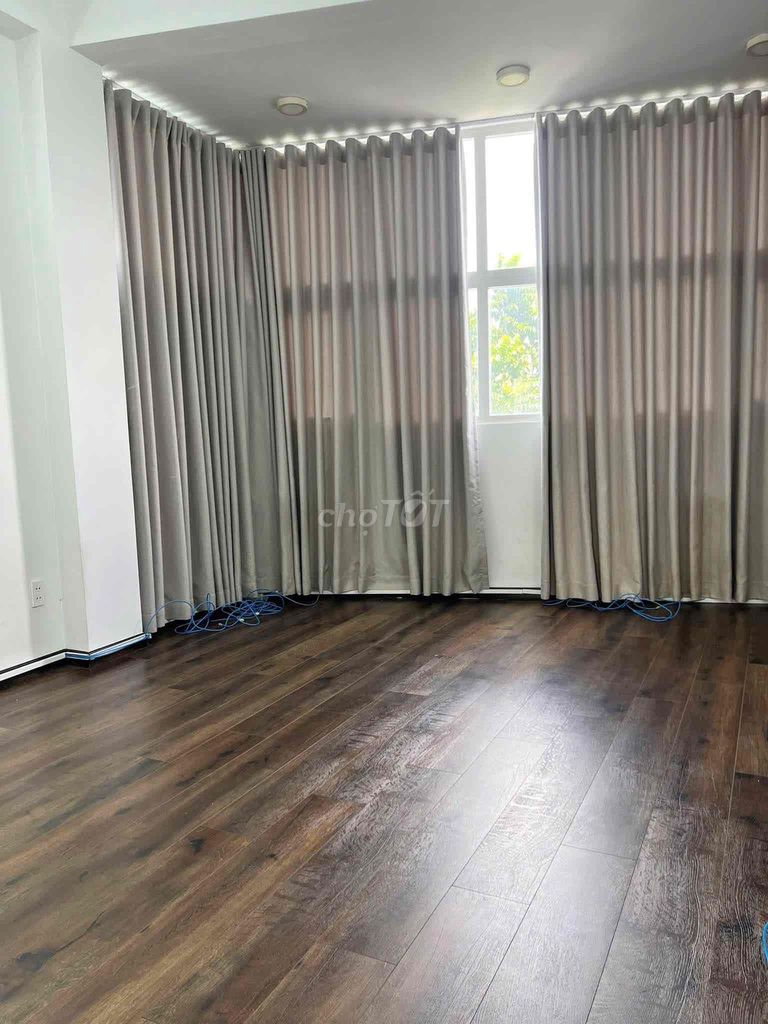 Let's rent the entire 4 stories on Qq Street. Six yards on the sidewalk.