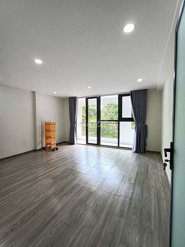 Nice new house. 5 x 15 has 3 bedrooms. 2 bathrooms.