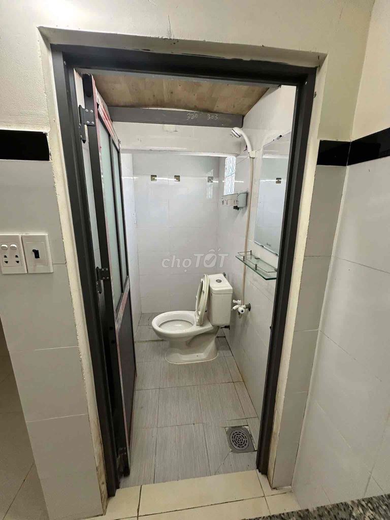 pass to room -NRT 15, Q. Tân Bình near the Aeronautic Institute - University of Text H