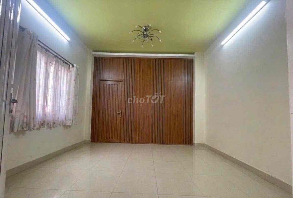 The sand road. The four bedrooms.