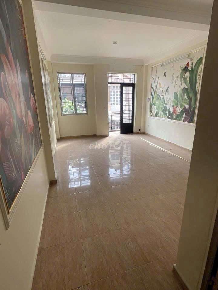 It's the owner of a four-foot apartment. Three-story Hoa Lan Phú Nhuận