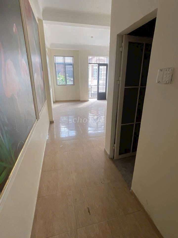 It's the owner of a four-foot apartment. Three-story Hoa Lan Phú Nhuận