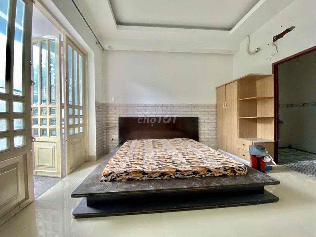 Rent a full house with a balcony. Tạ Quang Bửu, District 8 for 5.8 million.