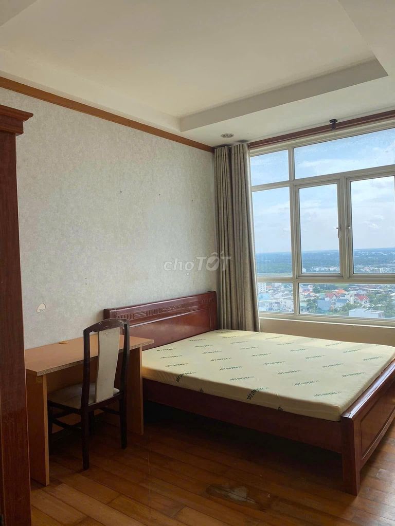 The interior room is five minutes from the location.