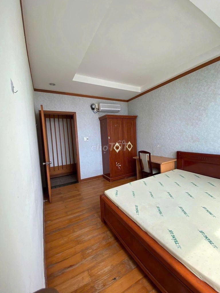The interior room is five minutes from the location.