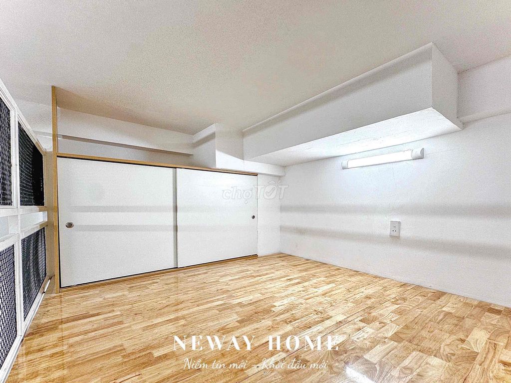 A full interior at the intersection of the four main shower dresses - acquittal