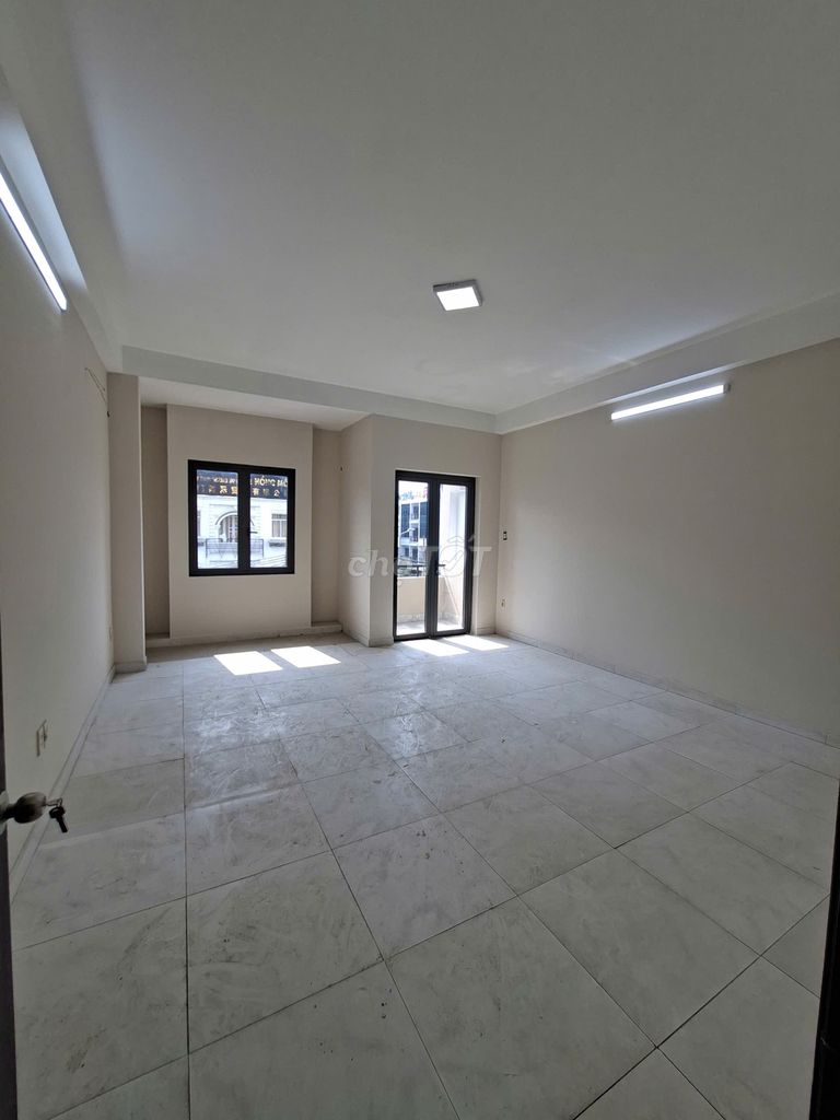 It's 20 m. khu Tên Lửa 4 x20 meters 3 floors 4 bedroom plus the cryomart near the camera.