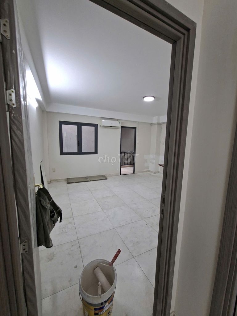 It's 20 m. khu Tên Lửa 4 x20 meters 3 floors 4 bedroom plus the cryomart near the camera.