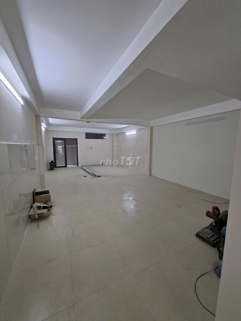 It's 20 m. khu Tên Lửa 4 x20 meters 3 floors 4 bedroom plus the cryomart near the camera.