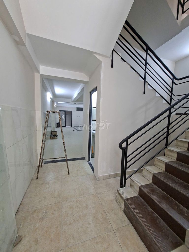 It's 20 m. khu Tên Lửa 4 x20 meters 3 floors 4 bedroom plus the cryomart near the camera.