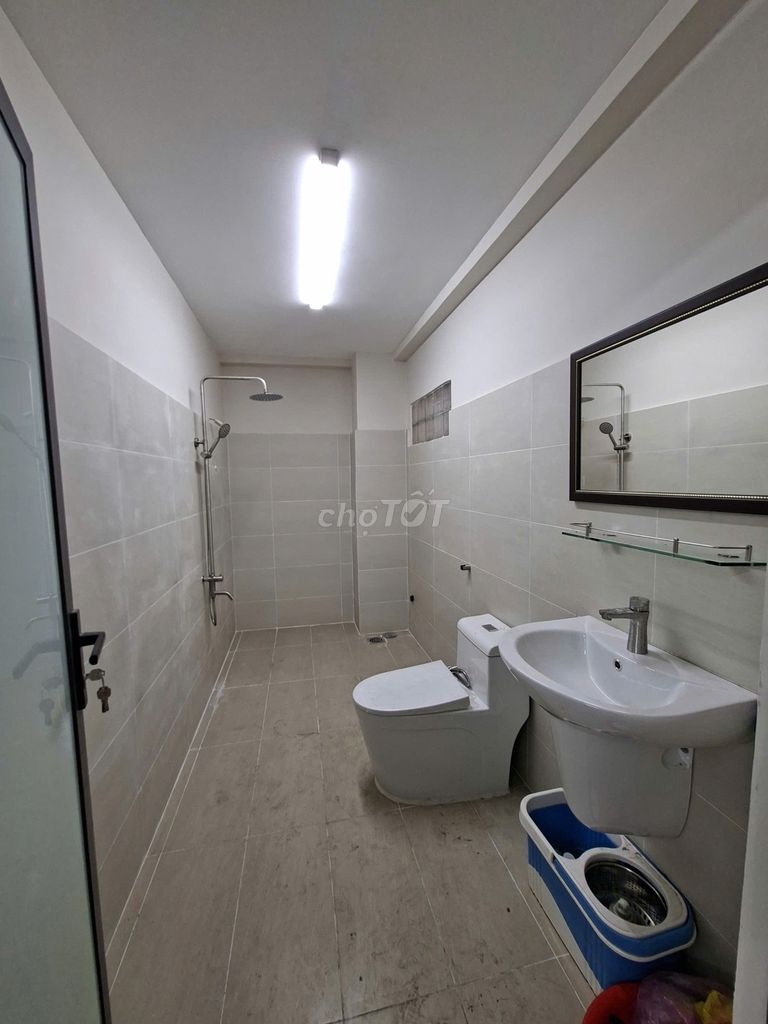 It's 20 m. khu Tên Lửa 4 x20 meters 3 floors 4 bedroom plus the cryomart near the camera.