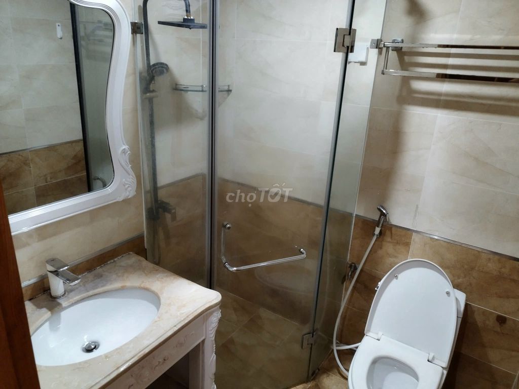 The owner needs to rent the The Gold View apartment