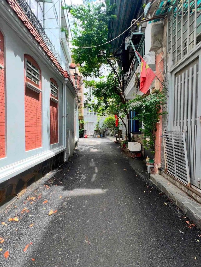The original house of the alley.