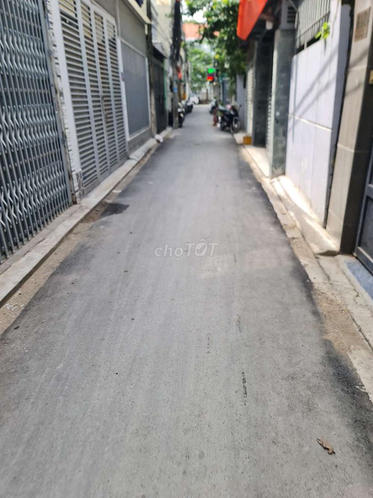 The road alleys are inexorable, area 4 x 20, 2 stories, 1 st, 3 bedrooms, 3 toilets. There's interior.