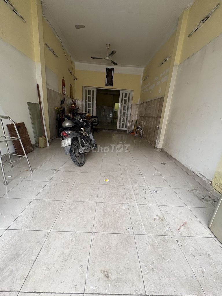 Rent a 1004 Lạc Long Quân house