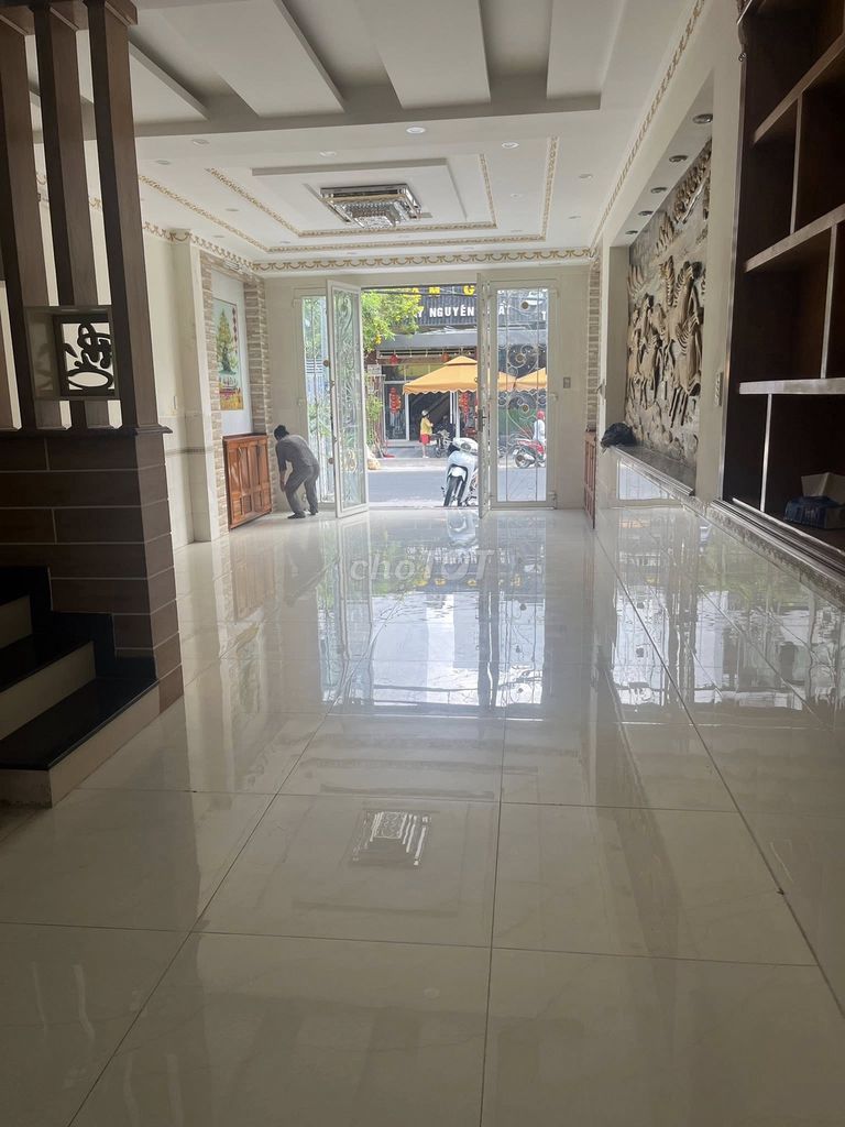 A Qq Street, area of 4/4 x 18 meters, 4/4, is 30 million a month.