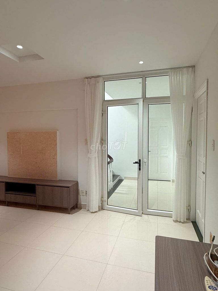 The Sadeco villa 300 meters wide - rents only 40 million a month