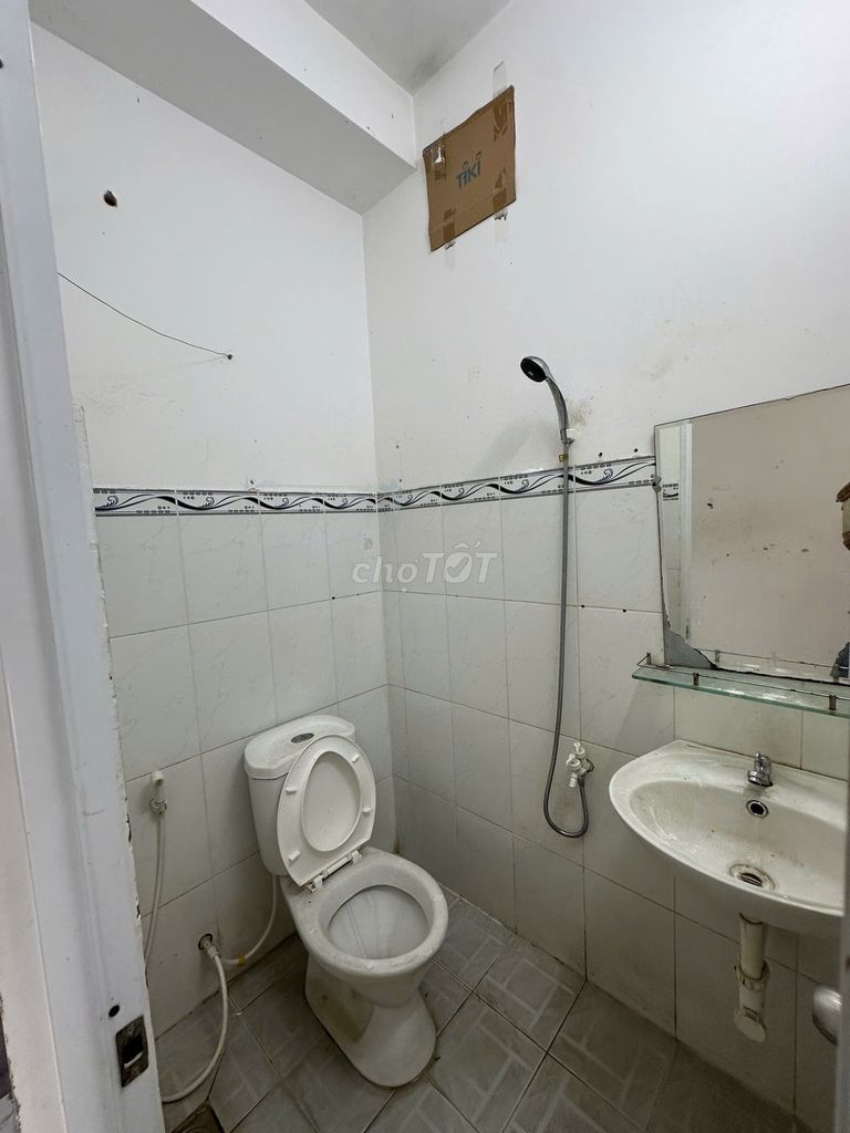 The student hotel is only 1.7 million a month, right at the center of Tân Phú.