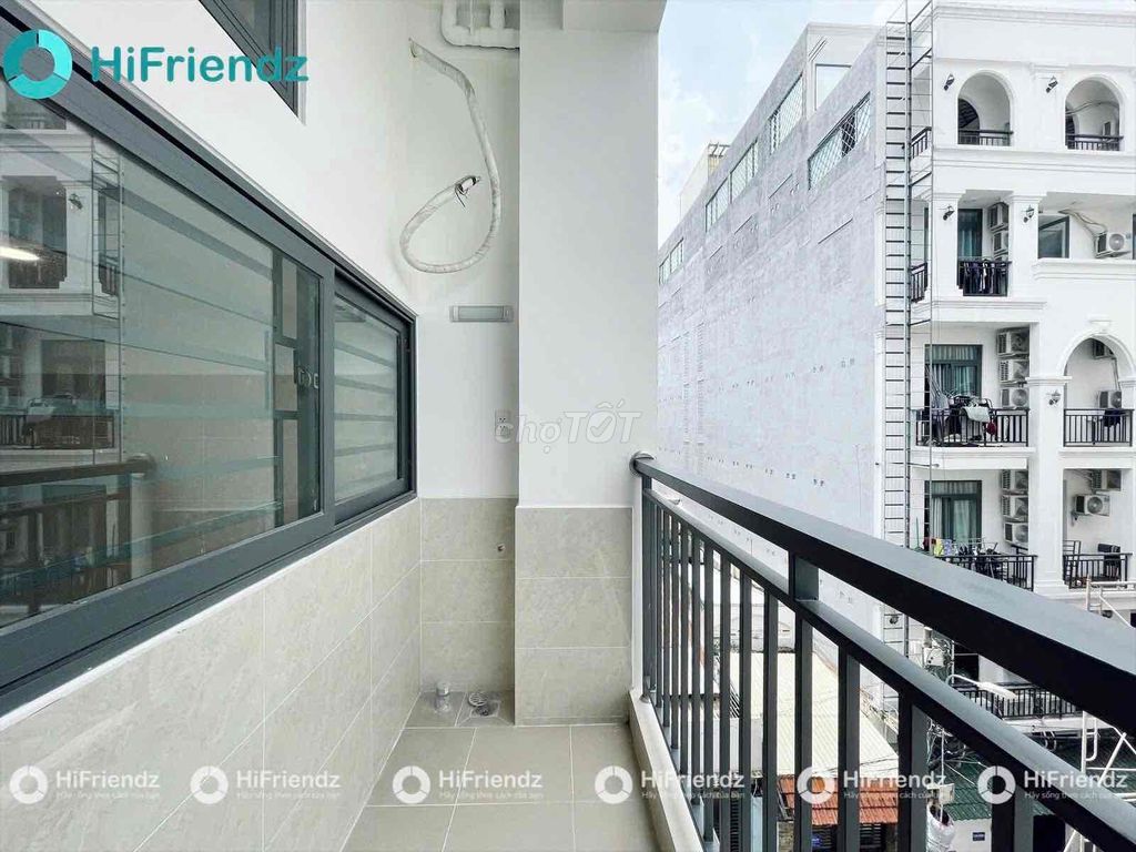 Rent a 30-foot hotel near the west almond market.
