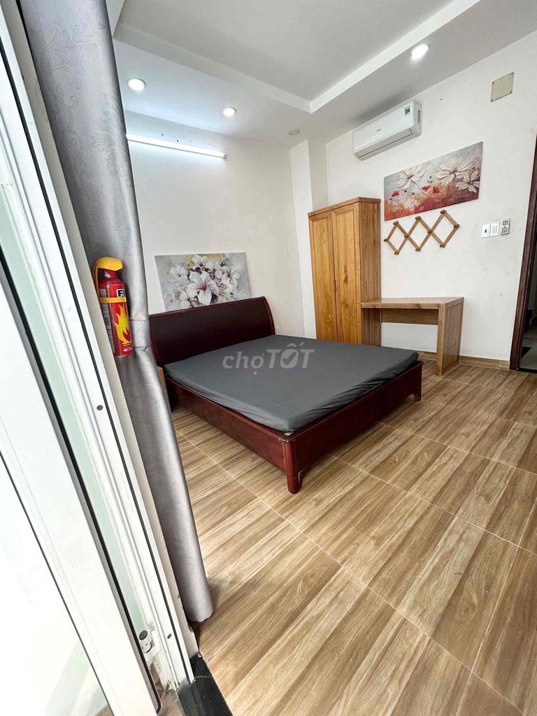 The landlord needs to rent a room.