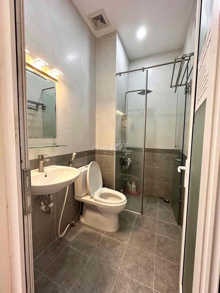 The landlord needs to rent a room.