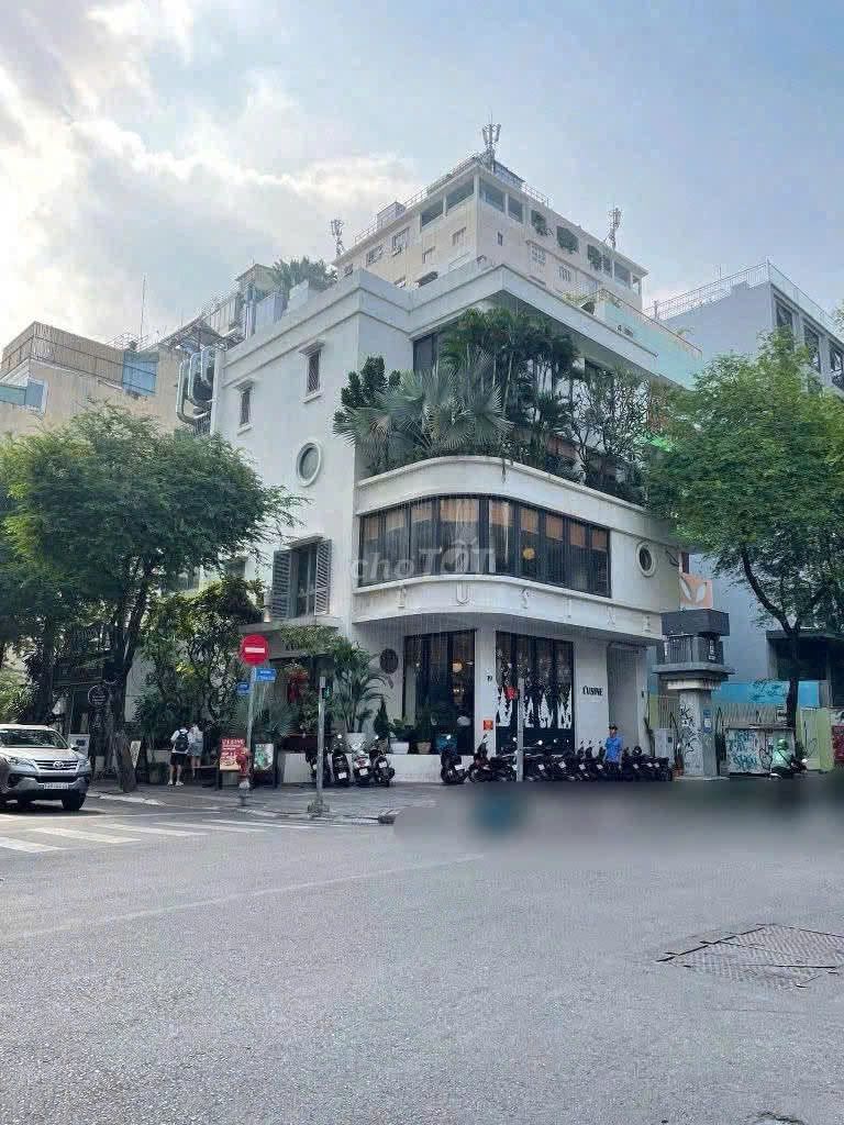 Two-to-one corner house: 19 The City of Lung District 1 :15 m x35 m