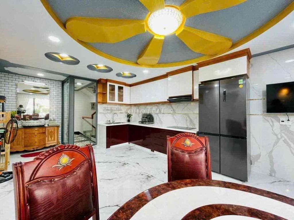 There's a four-room elevator with a five-room bathroom full of 25 million.