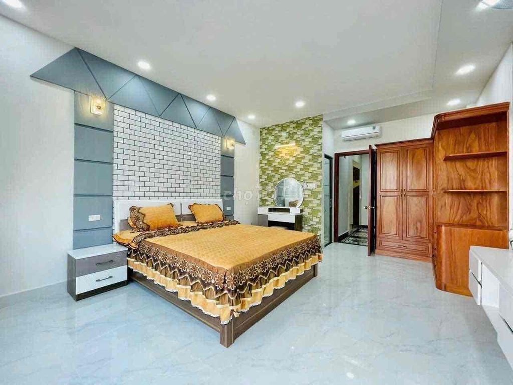 There's a four-room elevator with a five-room bathroom full of 25 million.