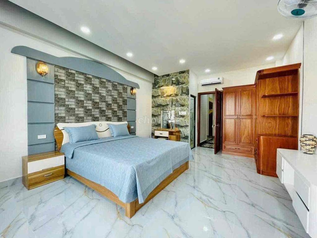 There's a four-room elevator with a five-room bathroom full of 25 million.