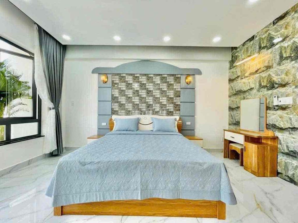 There's a four-room elevator with a five-room bathroom full of 25 million.
