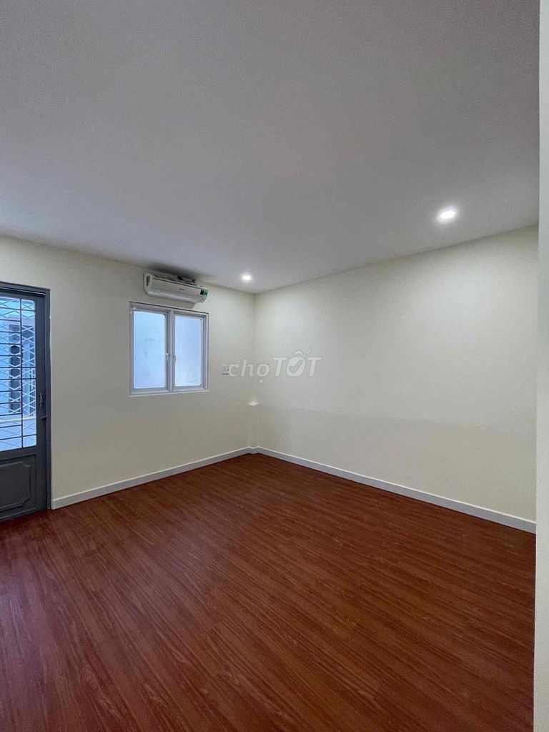 Rent a cash house on 12mm Street. area 4 x20 meters. It costs 20 million a month.