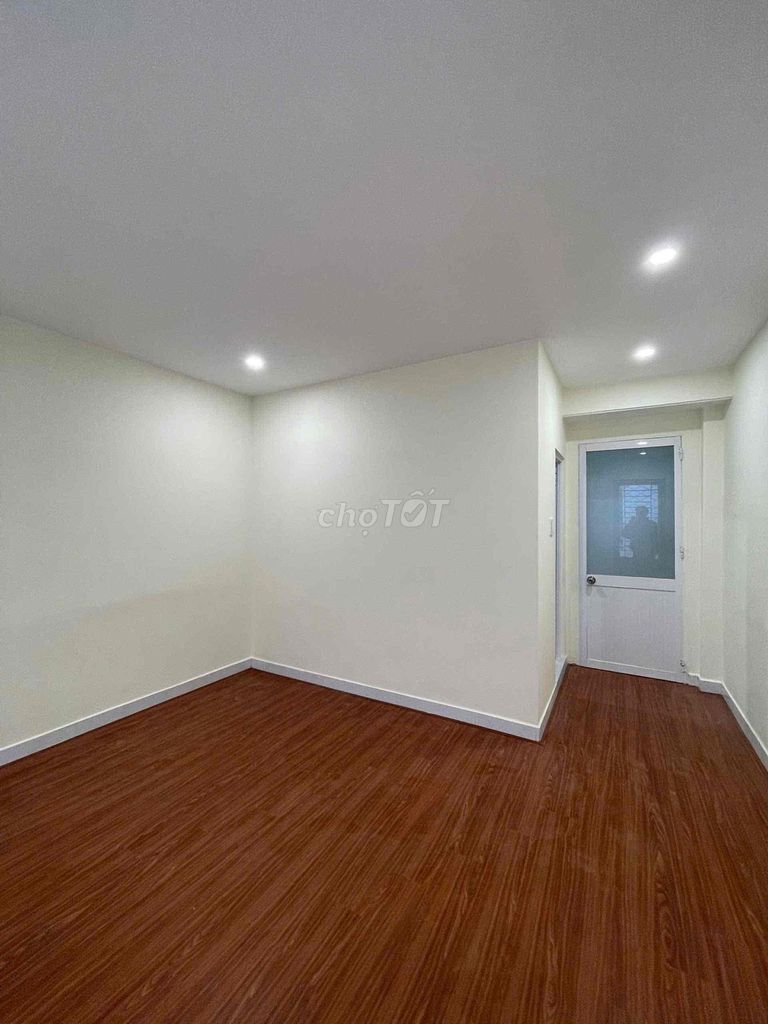 Rent a cash house on 12mm Street. area 4 x20 meters. It costs 20 million a month.