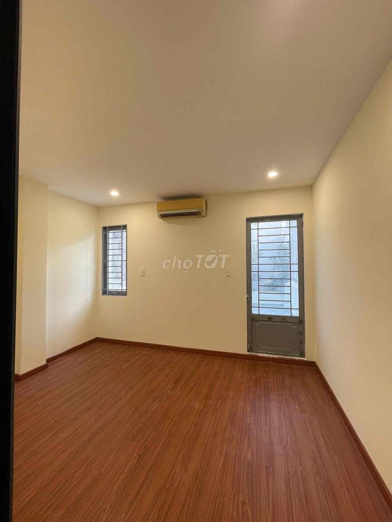 Rent a cash house on 12mm Street. area 4 x20 meters. It costs 20 million a month.