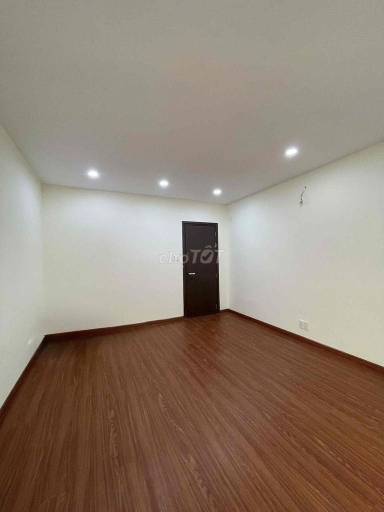 Rent a cash house on 12mm Street. area 4 x20 meters. It costs 20 million a month.
