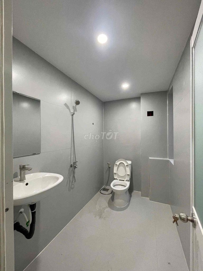 Rent a cash house on 12mm Street. area 4 x20 meters. It costs 20 million a month.