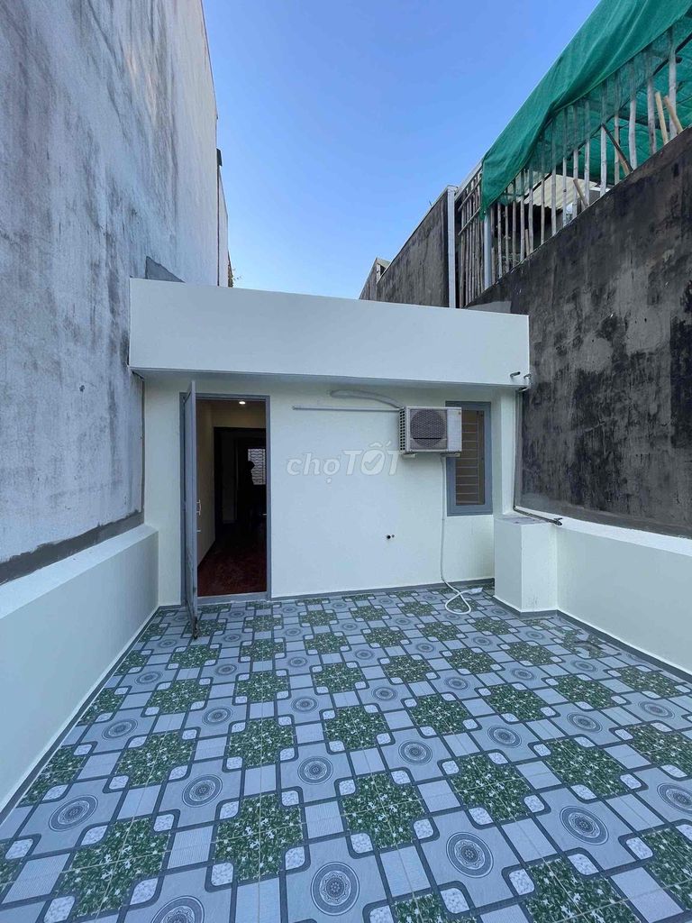 Rent a cash house on 12mm Street. area 4 x20 meters. It costs 20 million a month.
