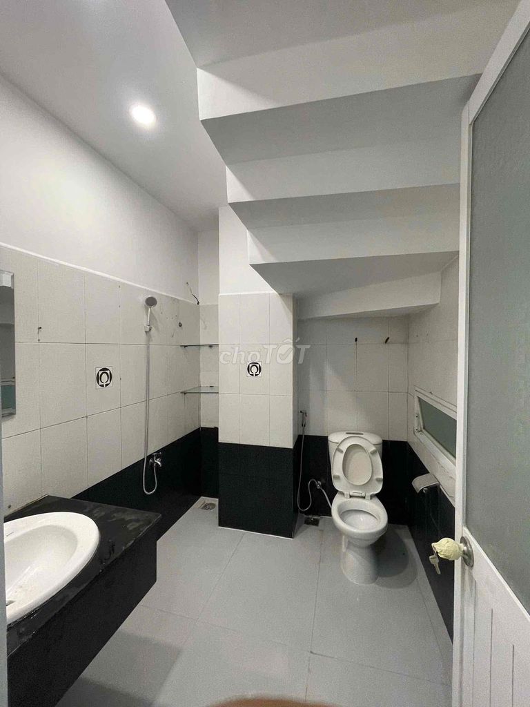 Rent a cash house on 12mm Street. area 4 x20 meters. It costs 20 million a month.