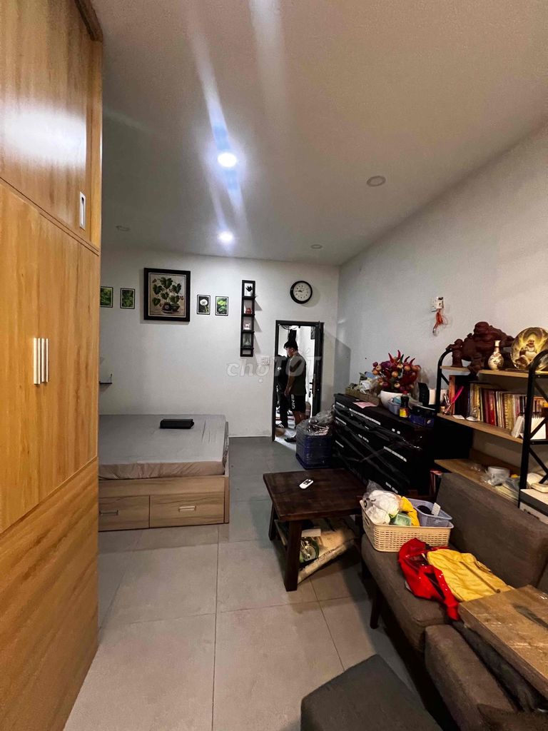 Rent a house. Bridge market. 7 meters x 20 meters. One floor. A bedroom. It's 12 million.